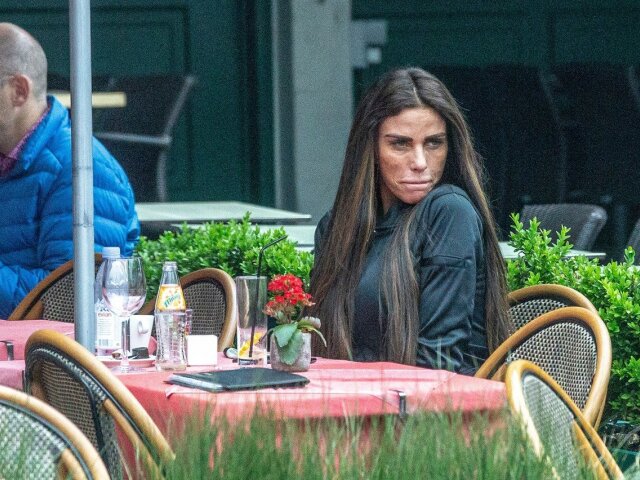 Britská celebrita Katie Price počas dovolenky v Brugách. 