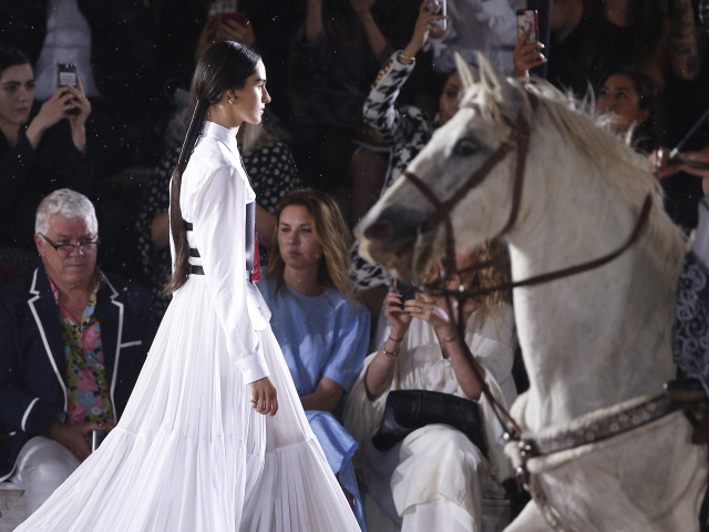 Modelka na prehliadke značky Dior Cruise 2019 v Chantilly na severe Paríža. 