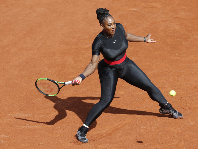Serena Williams na zápase počas turnaja French Open v "mačacom" úbore.