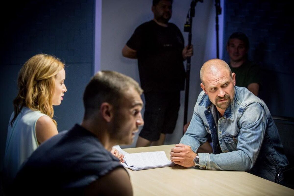 jakub kuka, táňa pauhofová, tomáš maštalír, za sklom,