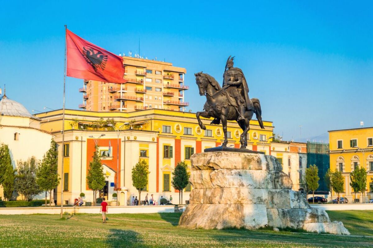 Tirana, Albánsko, socha, jazdec