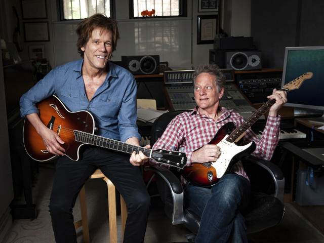 Herec Kevin Bacon sa s bratom Michaelom vydáva na prázdninové koncertné turné po USA.