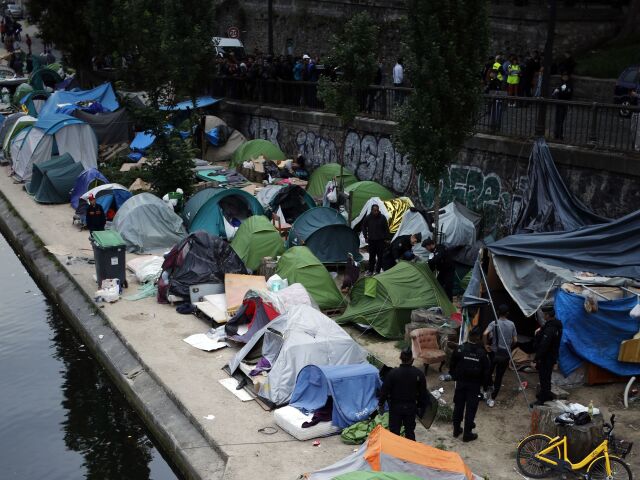 Francúzsko Paríž migranti tábory ďalšie likvidácia