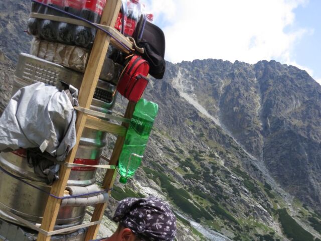 Nosiči, šerpovia, Vysoké Tatry, náklad, turistika, vysoke tatry, turista, turisti, nosic, cestovny ruch, cesta na T