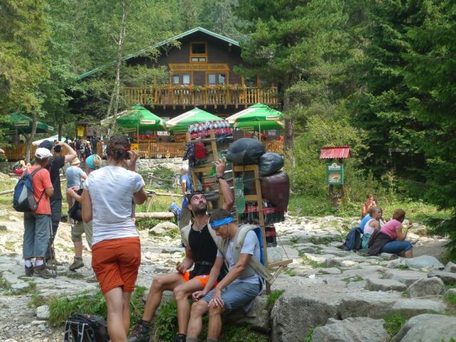 Nosiči, šerpovia, Vysoké Tatry, náklad, Zamkovského chata, turistika, horsky nosic, vynaska,