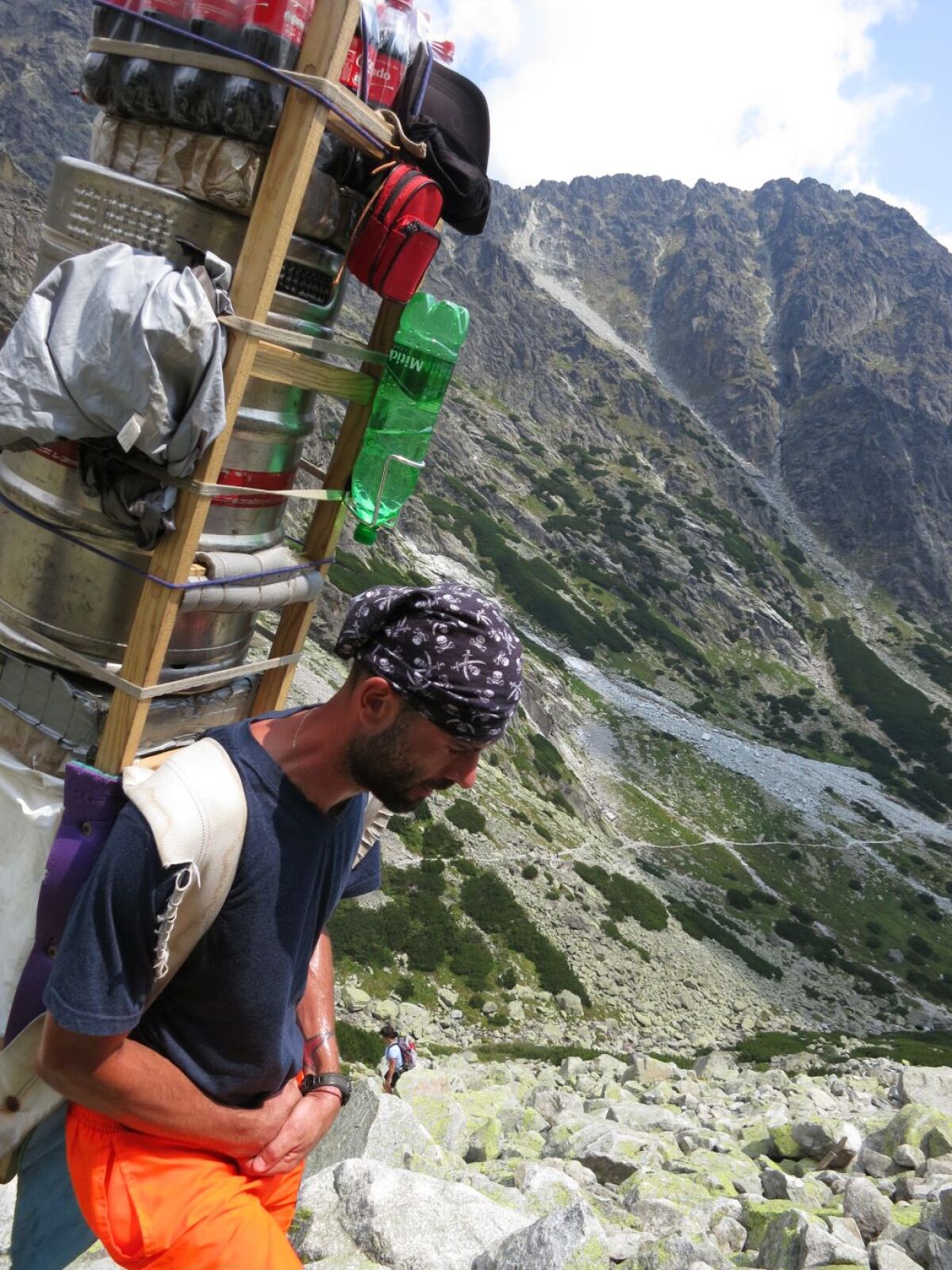 Nosiči, šerpovia, Vysoké Tatry, náklad, turistika, vysoke tatry, turista, turisti, nosic, cestovny ruch, cesta na T