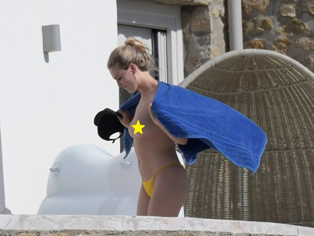 Speváčka Perrie Edwards na ostrove Mykonos predviedla svoje krivky. 