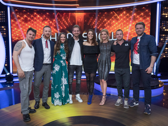 Adela Vinczeová v Chart Show (tretia sprava) s bývalými účastníkmi prvého ročníka Superstar - zľava: Róbert Mikla, Miro Jaroš, Petra Humeňanská, Samuel Tomeček, Martina Schindlerová, Martin Kelecsényi a Tomáš Bezdeda.