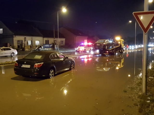 odťah, autá, prívalové dažde