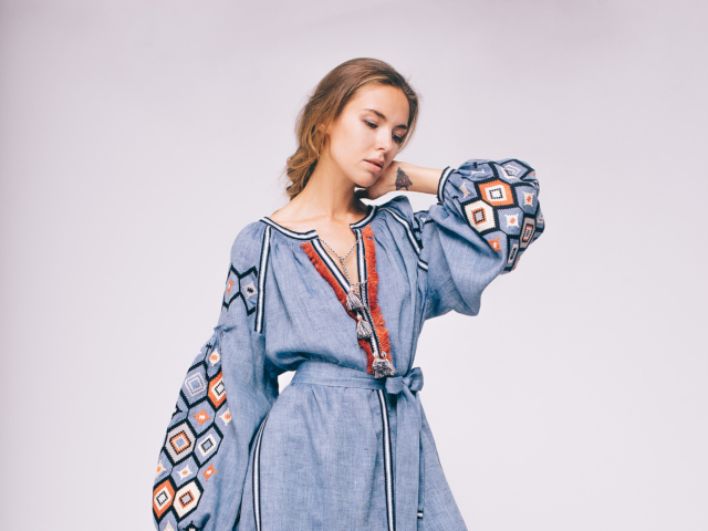 Príťažlivé etnické vplyvy v móde majú v lete zelenú. Na snímke model z kolekcie značky Sleeping Gypsy. 