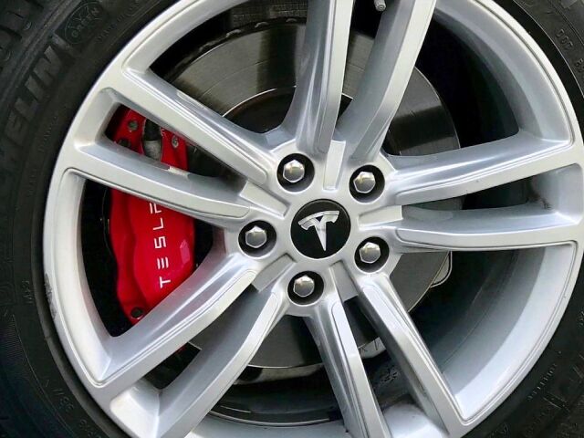 Tesla 3 - brzdy