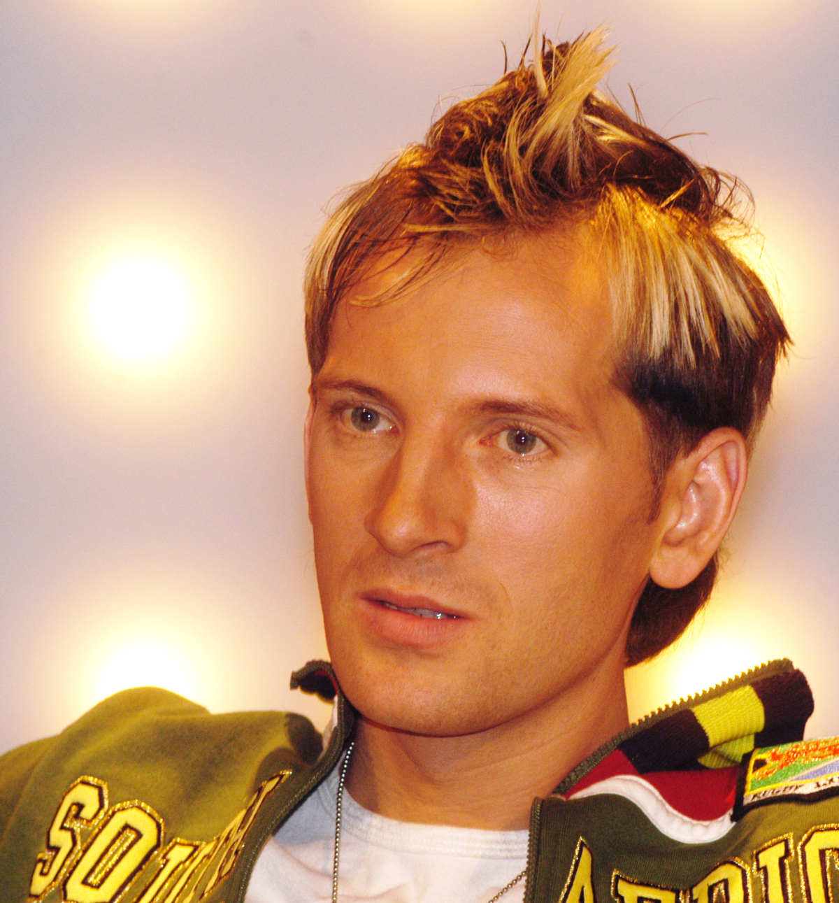 Spevák Miro Jaroš na zábere z roku 2004 počas prvého ročníka speváckej šou Superstar. 