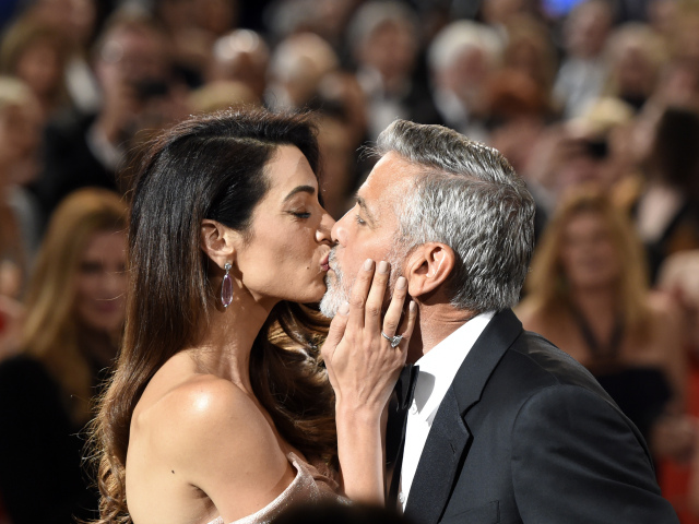 Herec a režisér George Clooney dostal bozk od krásnej manželky Amal.