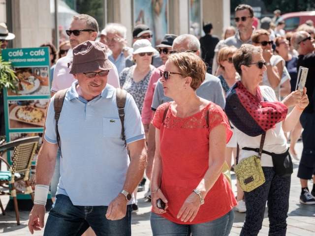 Počasie dedko v klobúku slnečné okuliare dôchodcovia