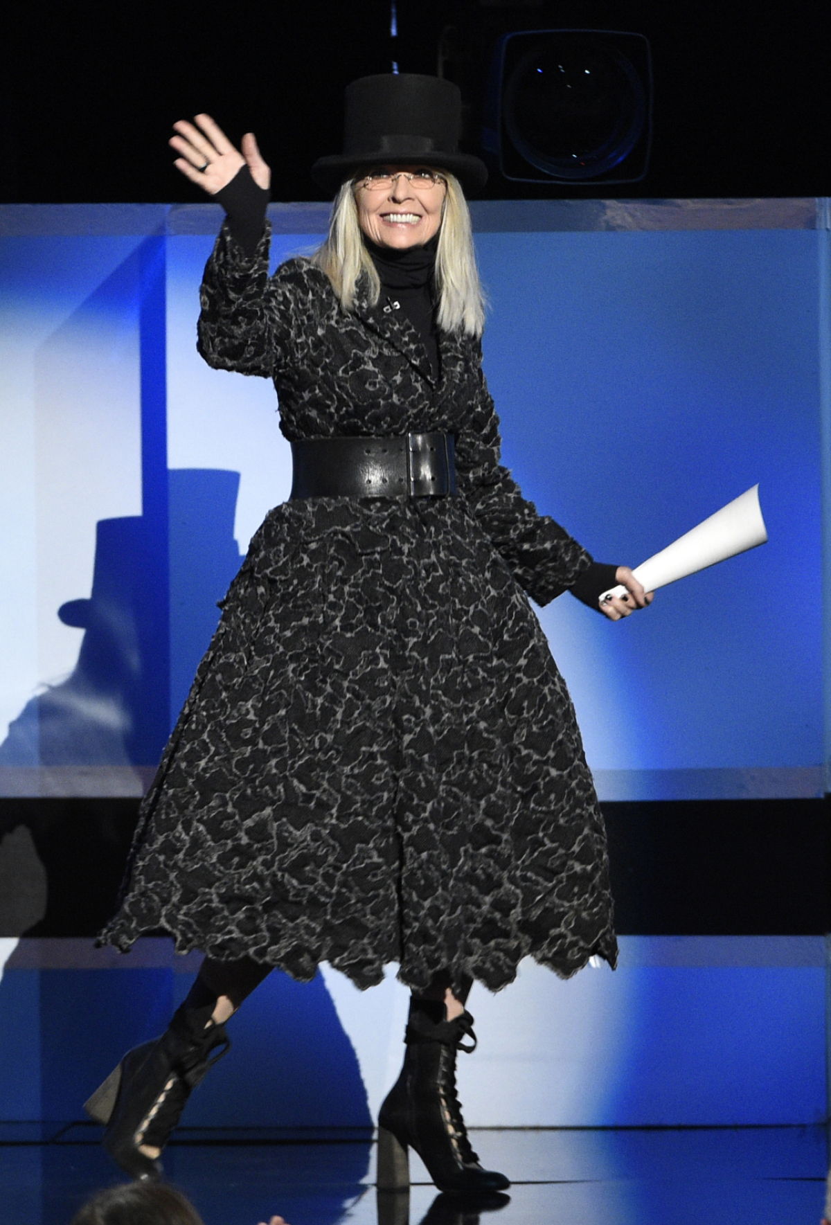 Herečka Diane Keaton prichádza na pódium, aby sa prihovorila hosťom večera. 