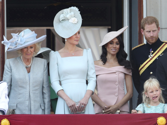 Zľava: Vojvodkyňa z Cornwallu Camilla, vojvodkyňa z Cambridge Kate a vojvodkyňa zo Sussexu Meghan s manželom - princom Harrym. 