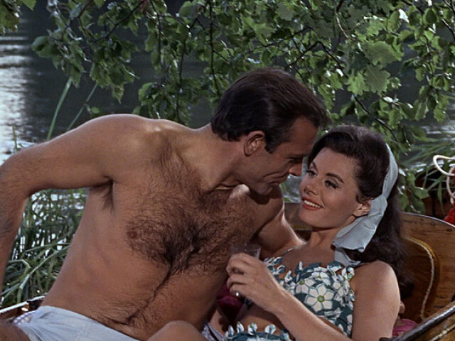 Eunice Gaysonová a Sean Connery vo filme Srdečné pozdravy z Ruska (1963).