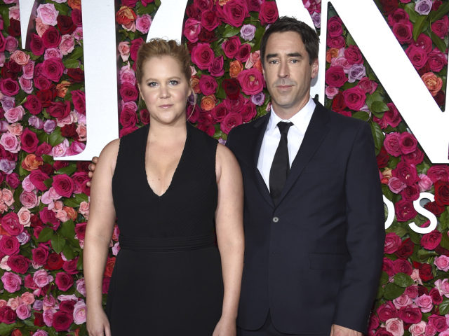 Herečka Amy Schumer a jej manžel Chris Fischer prišli spoločne. 