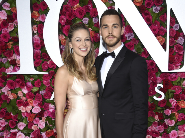 Herečka Melissa Benoist (v šatách Dior) a jej partner Chris Wood.