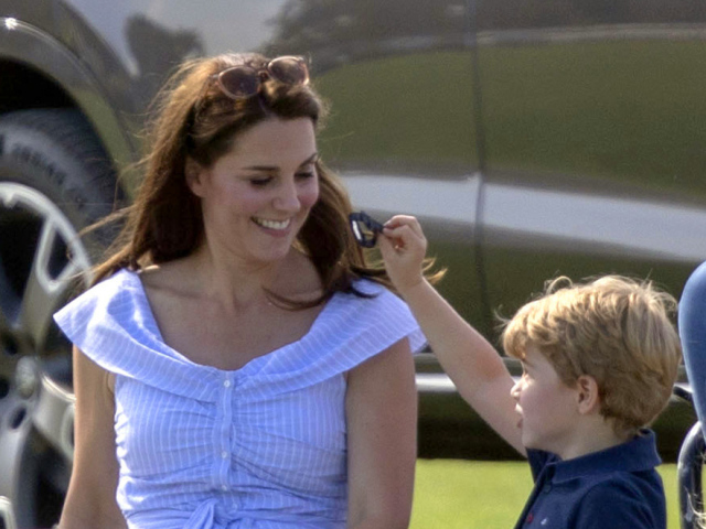 Kate z Cambridge sa zabáva so synom - princom Georgom. 
