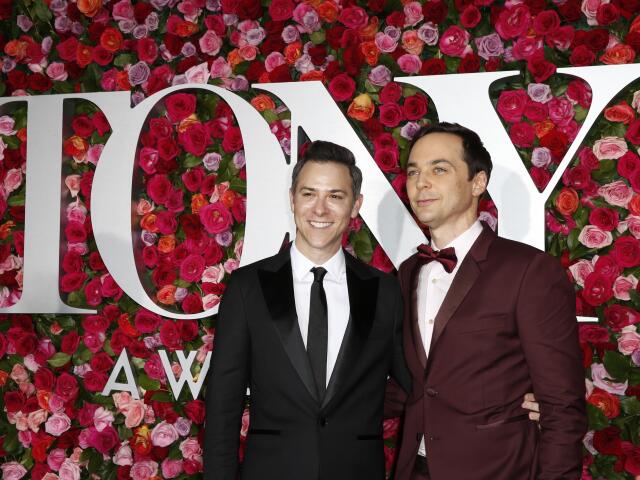 Manželia Todd Spiewak (vľavo) a Jim Parsons.