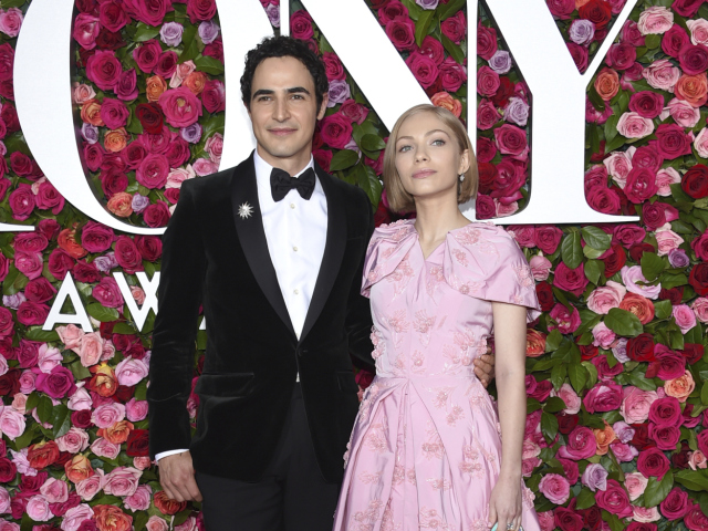Tavi Gevinson a dizajnér Zac Posen. Ona oblečená v šatách z jeho dielne. 