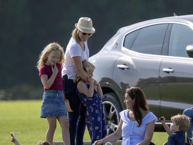 Vojvodkyňa Kate z Cambridge (dolu) sa zabáva so svojimi deťmi - princom Georgom a princeznou Charlotte.  