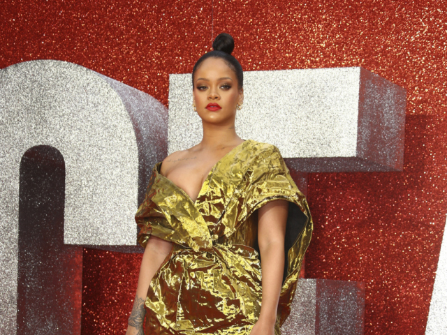 Speváčka a herečka Rihanna prišla na premiéru v kreácii Poiret.