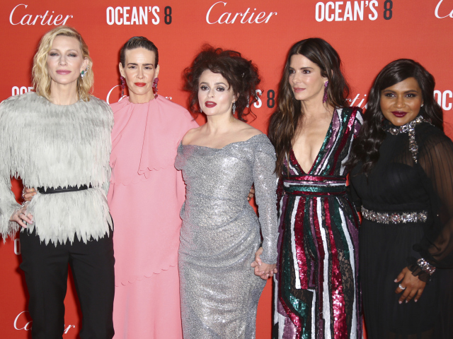 Zľava: Herečky Cate Blanchett, Sarah Paulson, Helena Bonham Carter, Sandra Bullock a Mindy Kaling spoločne na premiére filmu Debbina 8. 