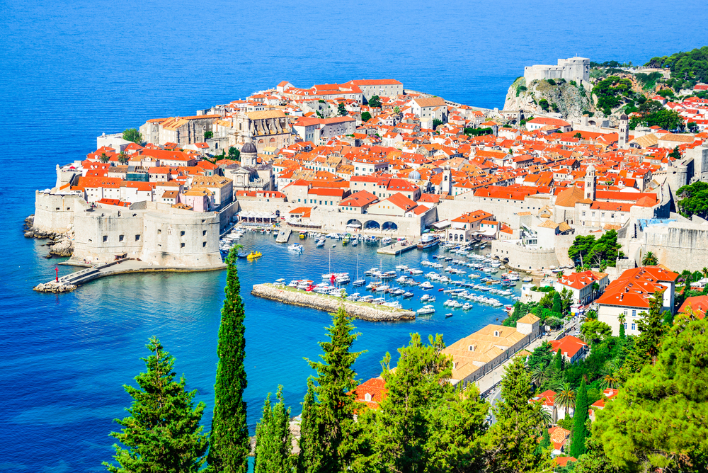 Historické centrum chorvátskeho mesta Dubrovnik, kroré sa v seriáli mení na Kráľovo prístavisko.
