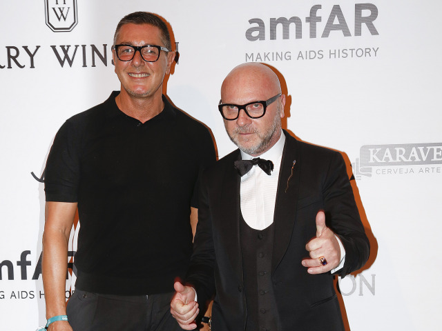 Talianski dizajnéri Domenico Dolce (vpravo) a Stefano Gabbana z dua Dolce & Gabbana. 