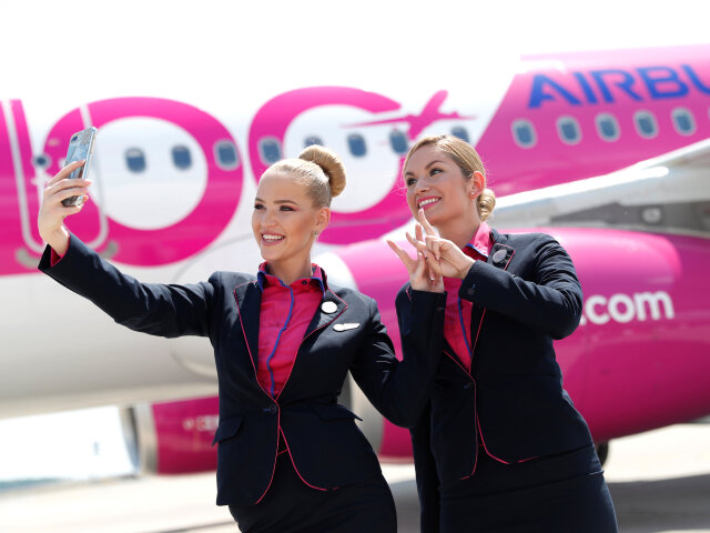 Wizz air, letušky, lietadlo, selfie,