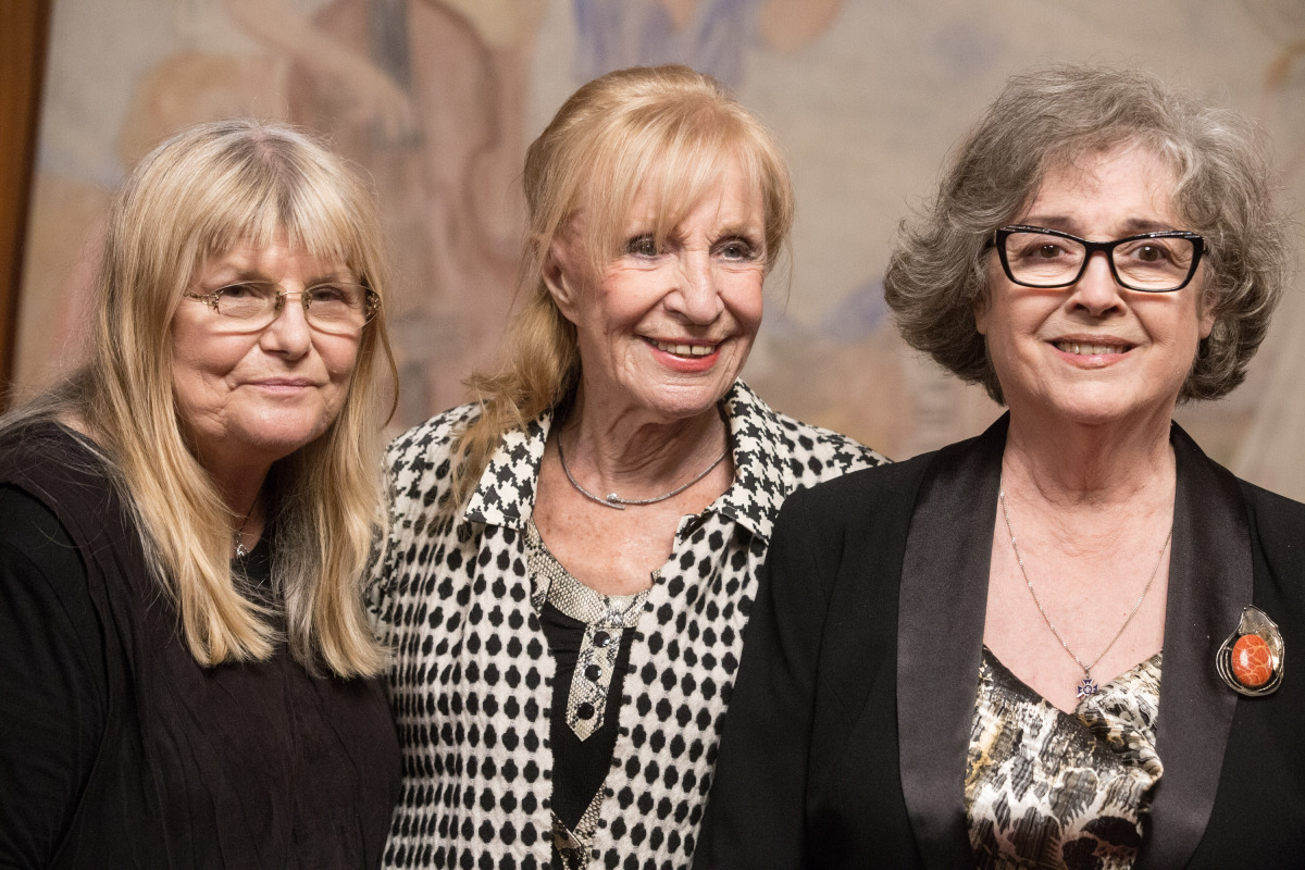 Zľava: Alena Chudíková, Mária Kráľovicová a Božidara Turzonovová pred odhalením pamätnej dlaždice herečke Božidare Turzonovovej.