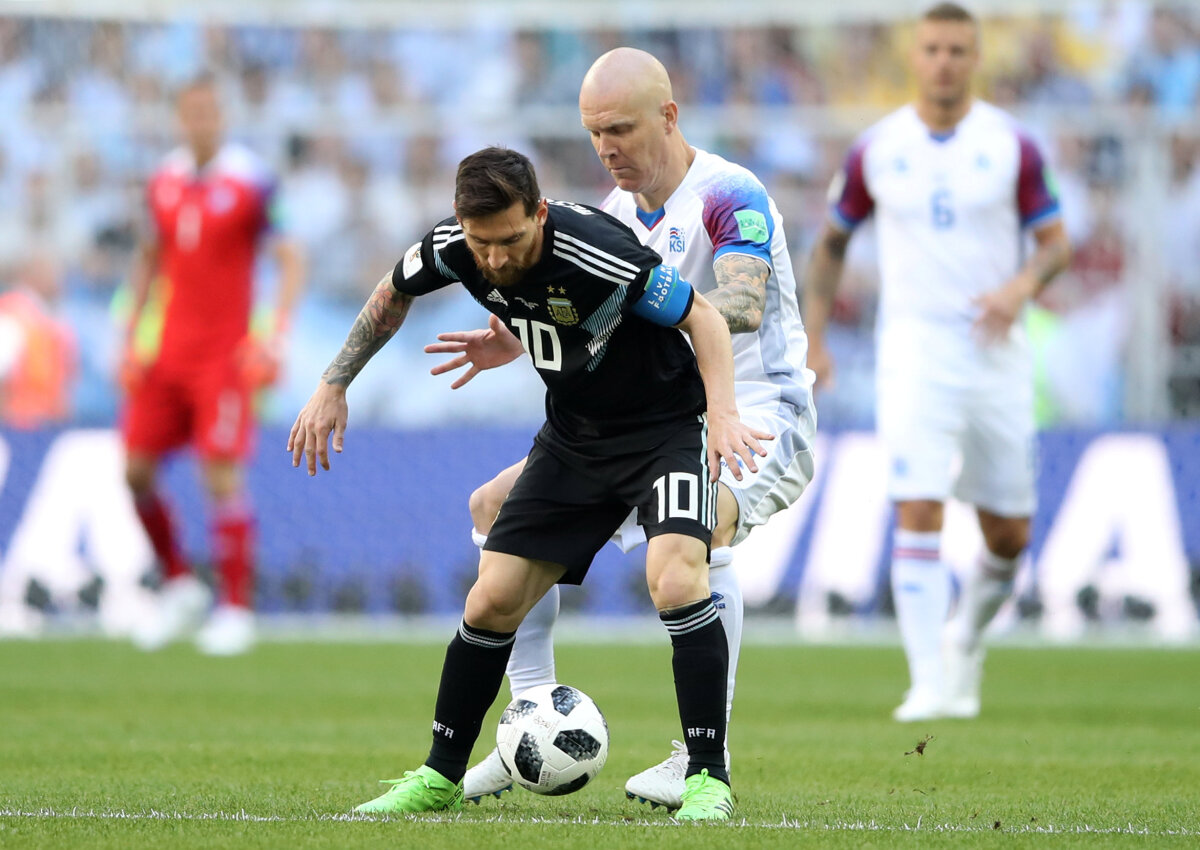 Lionel Messi, Emil Hallfredsson