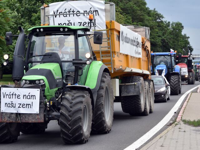 farmári protestná jazda traktor