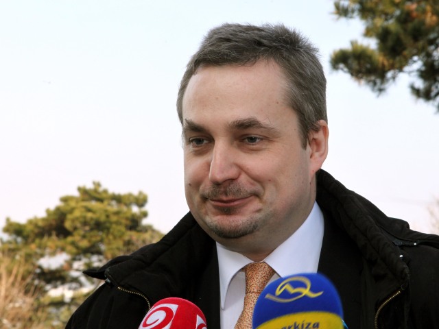 pracovna skupina pre dvojake obcianstvo, Dostal