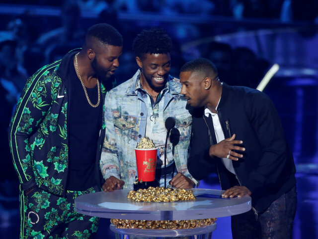 Chadwick Boseman (v strede), Winston Duke (vľavo) a Michael B. Jordan