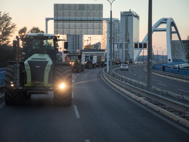 Farmári na traktoroch v Bratislave