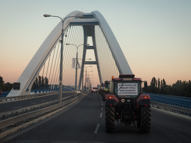 Farmári na traktoroch v Bratislave