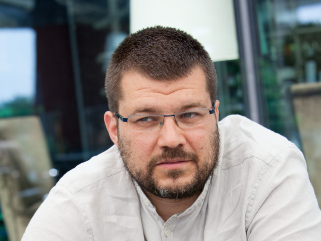 Filmár Peter Kerekes. 