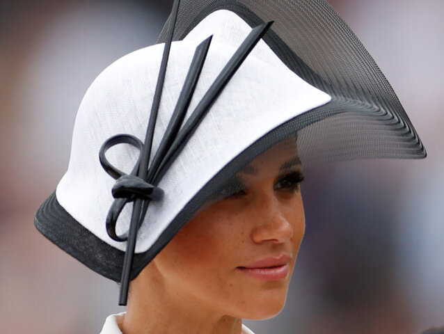 Vojvodkyňa Meghan zo Sussexu s decentným klobúkom značky Philip Treacy.
