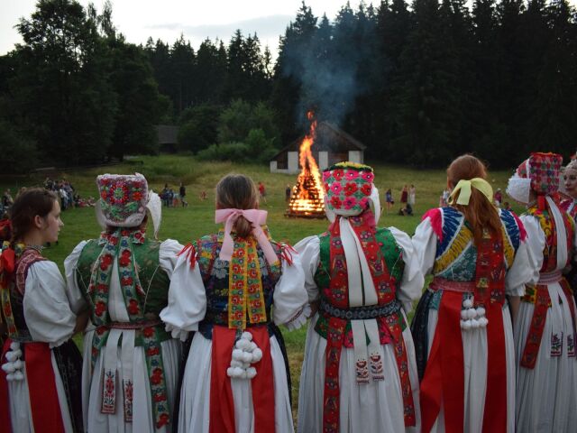 Jánske ohne, folklór, tradície, kroje