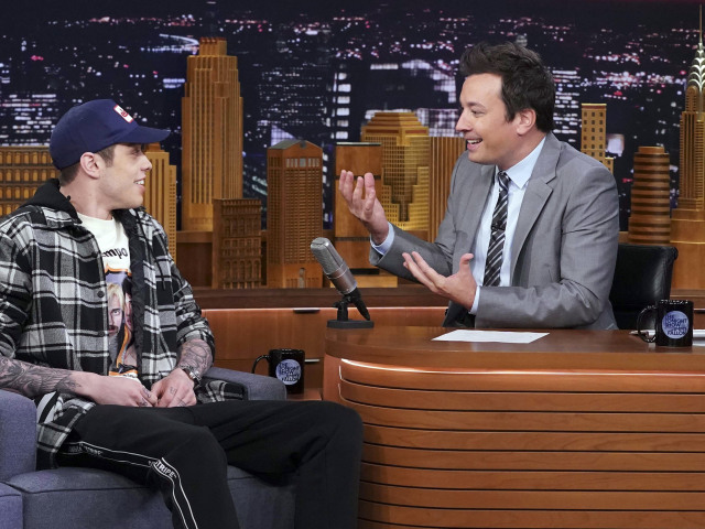 Komik a herec Pete Davidson na návšteve v talk-šou Jimmyho Fallona.