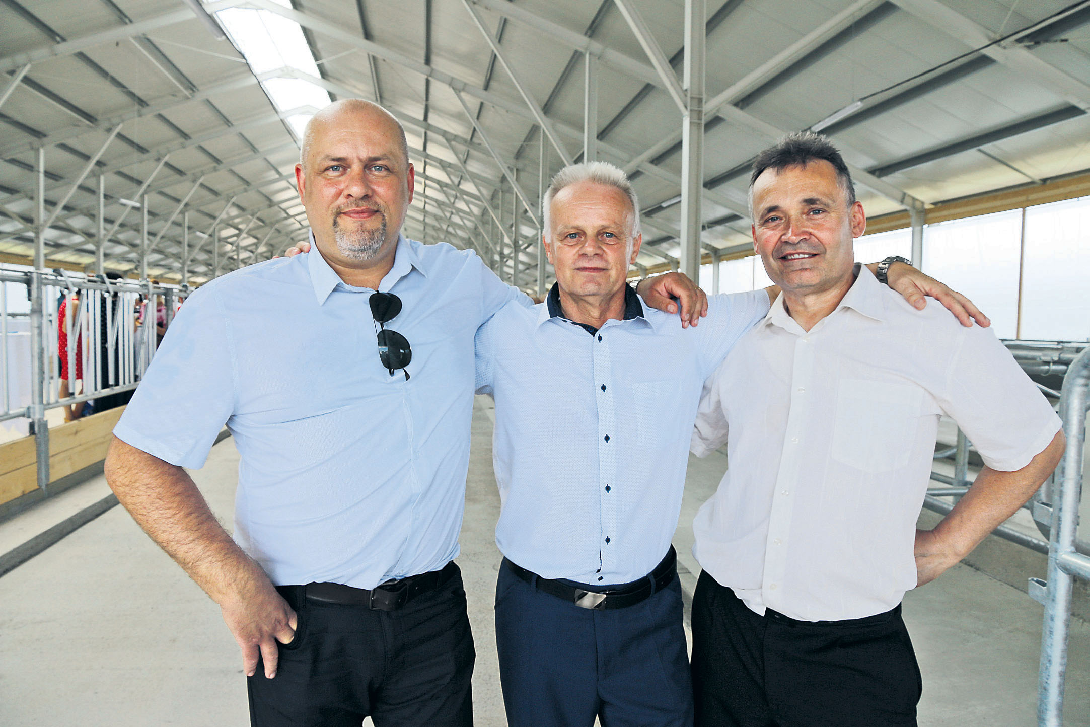 Vedenie PD Senica, ktoré je hrdé na novú mliečnu farmu: zľava ekonóm Peter Španka, uprostred predseda družstva Peter Morávek a šéf rastlinnej výroby Ján Schemmer.