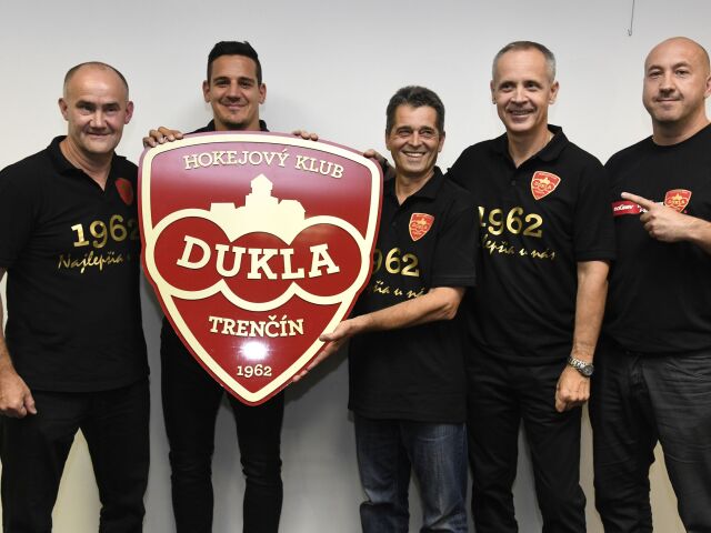 Dukla Trenčín, logo