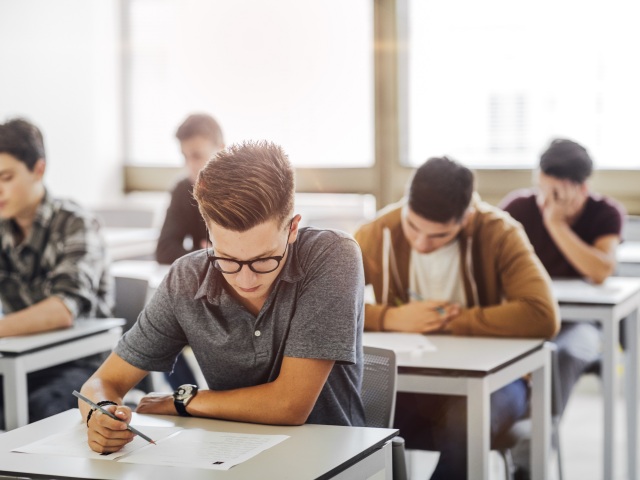 Maturita, študenti, test, škola