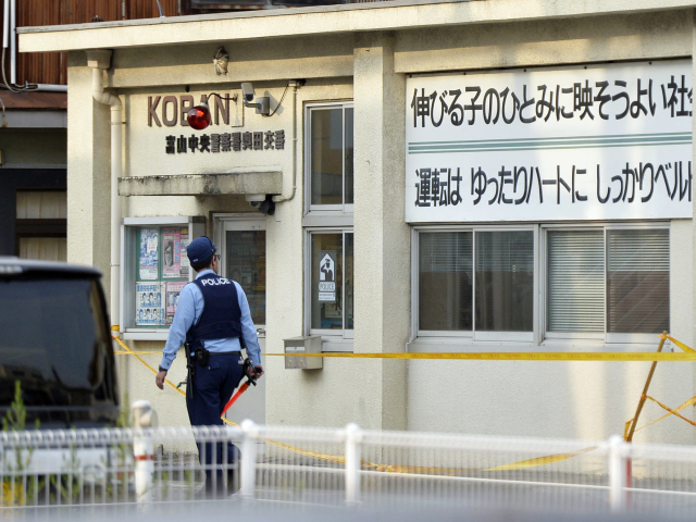 Japonsko, streľba, policajt
