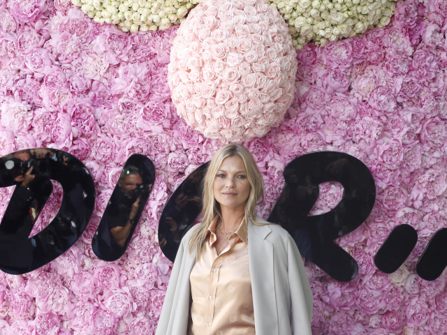 Modelka Kate Moss pózuje spoločne pred prehliadkou pánskej kolekcie Dior Jar-Leto 2019.