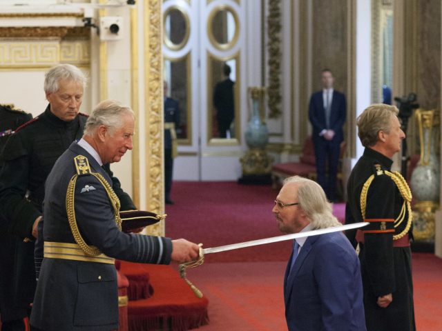 Spevák a skladateľ Barry Gibb dostal rytiersky titul od britského princa Charlesa. 