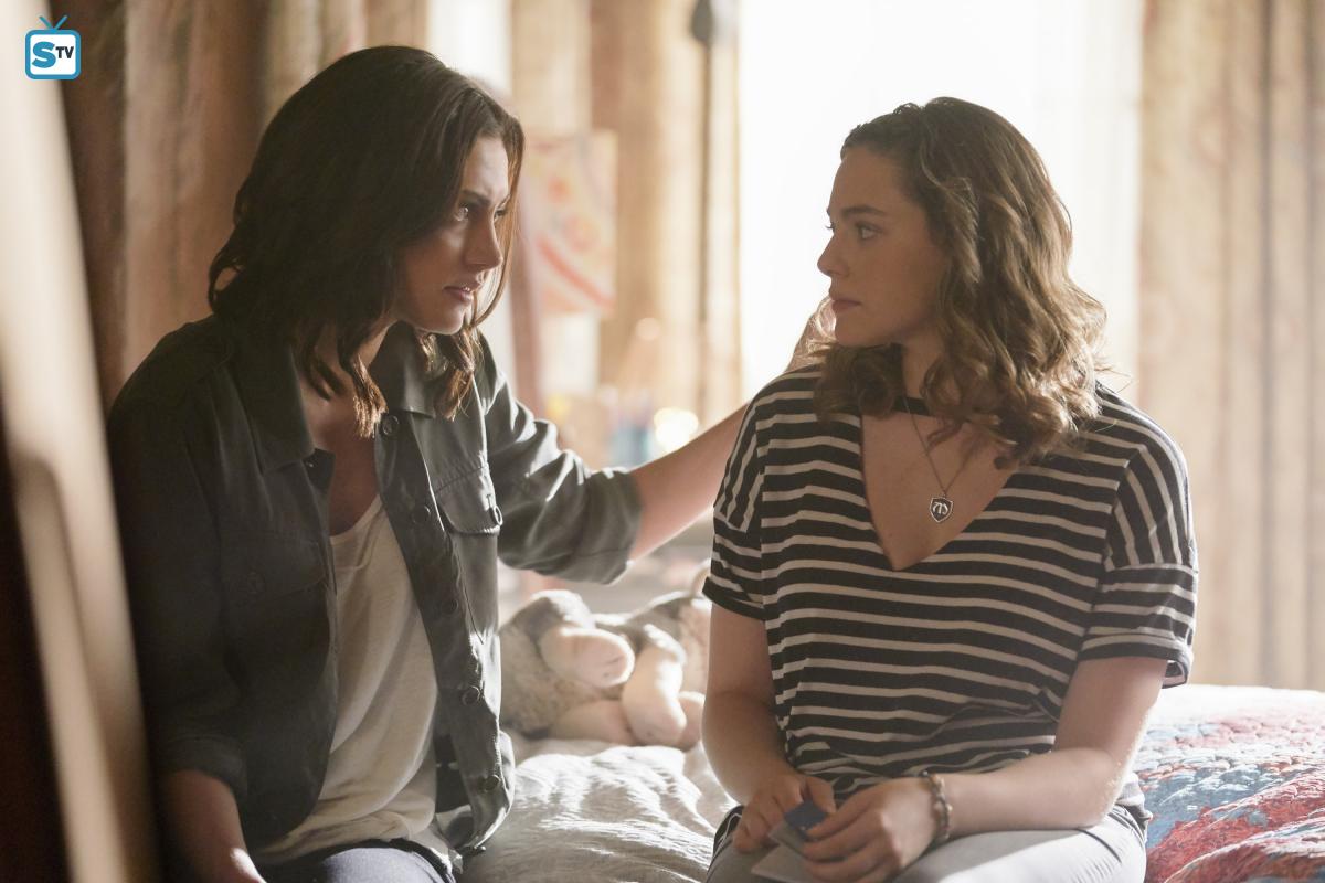 Konca seriálu sa nedožila Hayley (vľavo), jej seriálová Hope je symbolom budúcnosti. Práve o nej bude ďalší spin-off seriál, ktorý nadviaže na The Originals.